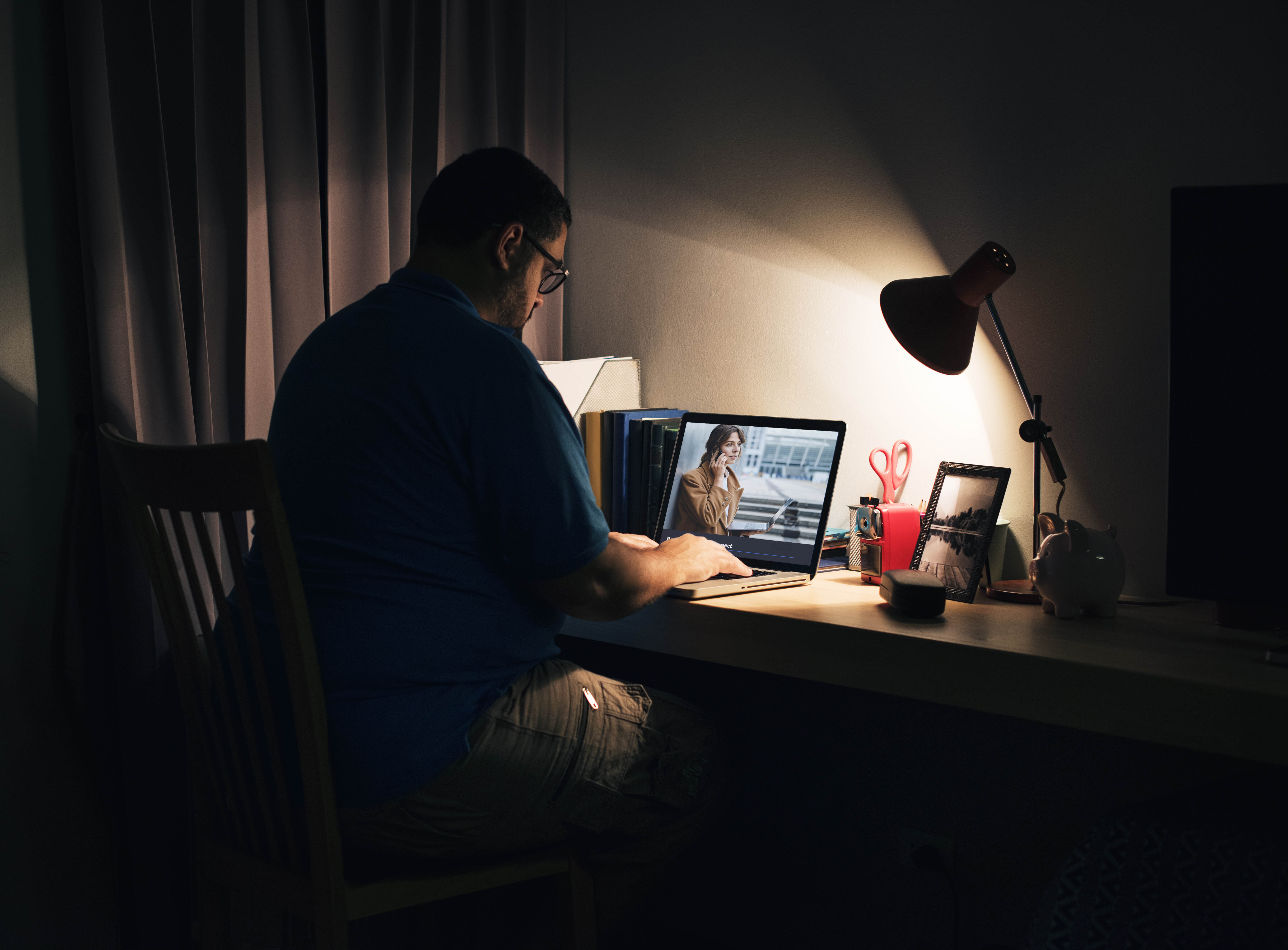 Ночная подработка для мужчин. Парень за компьютером со спины. Человек ноутбук лампа. Работа ночью. Фото мужчины за компом.